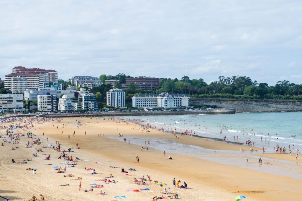 Imagen de la PLaya del Sardinero una plan ideal que hacer en Santander
